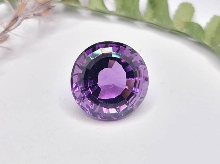 Feiner großer runder Amethyst, facettiert,violett, lila 14mm 10,16ct (Nr.280)