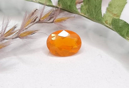 Facettierter, ovaler orangefarbener Feueropal mit 8x6mm und 0,79ct (Nr.259)