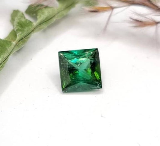 Grüner Turmalin, rechteckig facettiert 7x7mm 1,77ct (Nr.247)