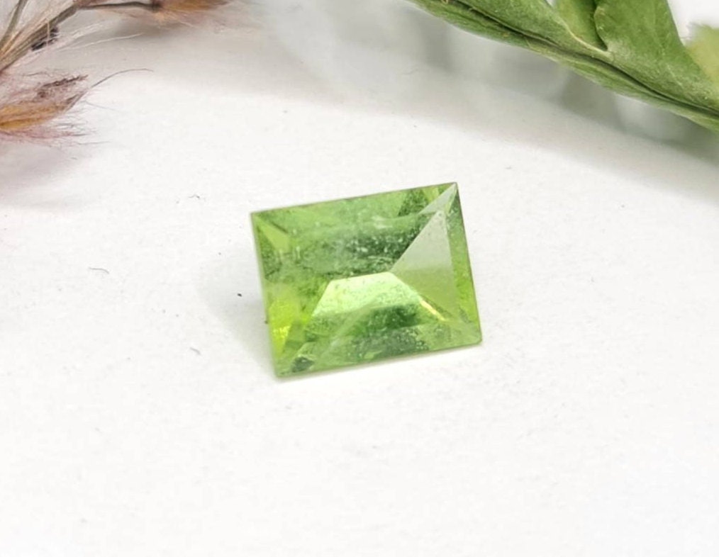 Nr.228 Grüner Peridot Rechteck facettiert 8x6mm 1,59ct