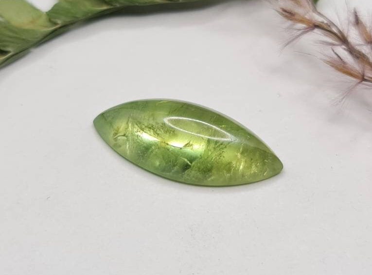 Nr.215 Grüner Granat aus Mali, Navette /Marquise Cabochon 22x9,5mm 9ct