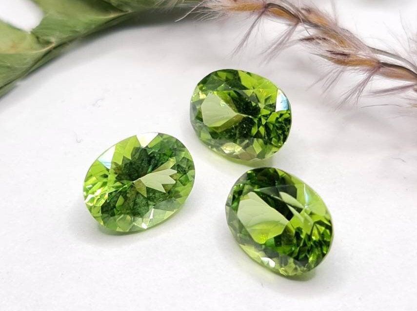 Nr.213 Peridot facettiert, oval, grün 9x7mm Preis pro Stück