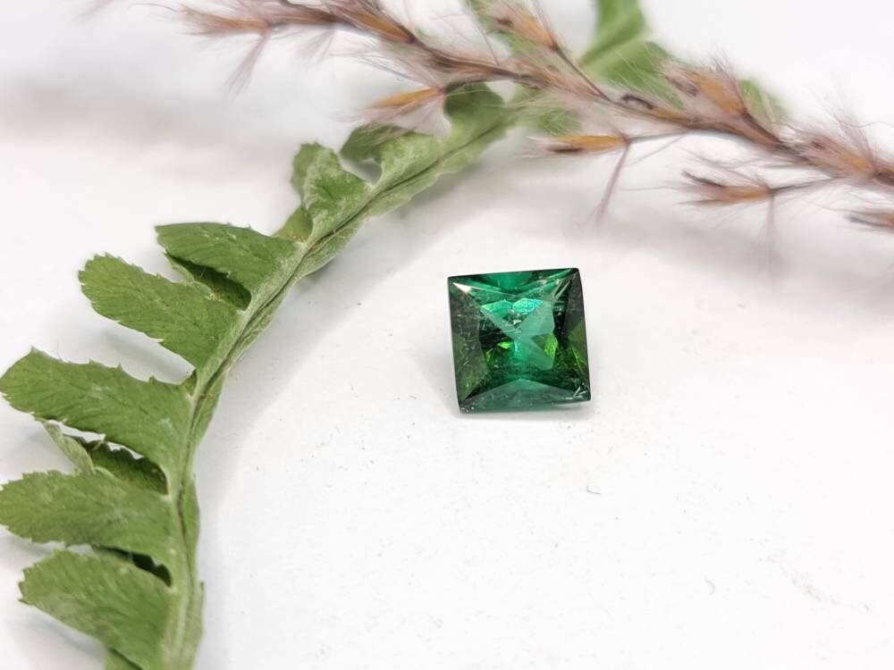 Grüner Turmalin, rechteckig facettiert 7x7mm 1,77ct (Nr.247)