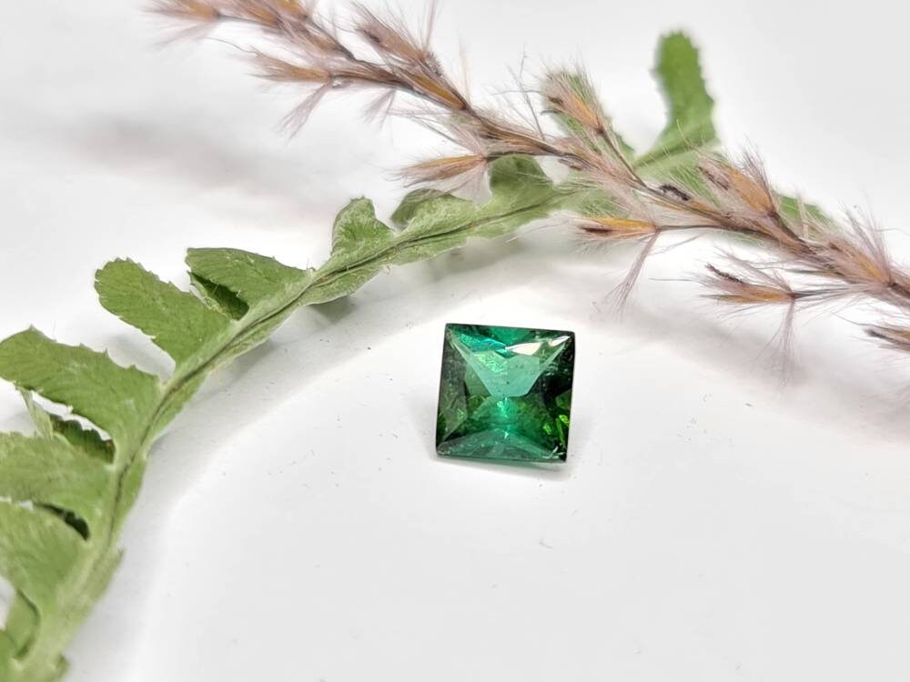 Grüner Turmalin, rechteckig facettiert 7x7mm 1,77ct (Nr.247)