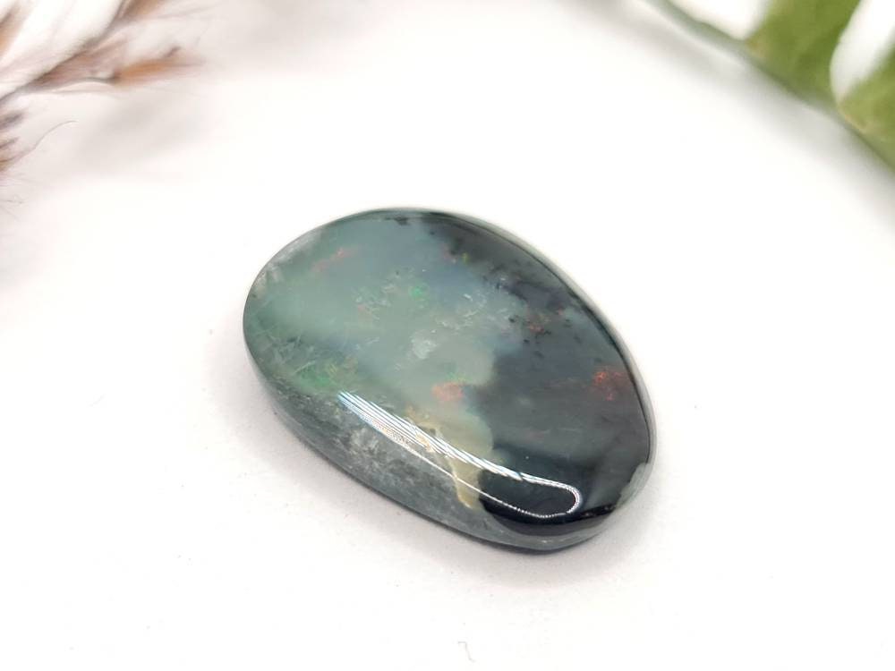 Australischer Semiblack Opal- für Einsteiger, mit dezentem rot-grünem Farbspiel 18,1x14,2mm 6,41ct (Nr.570)