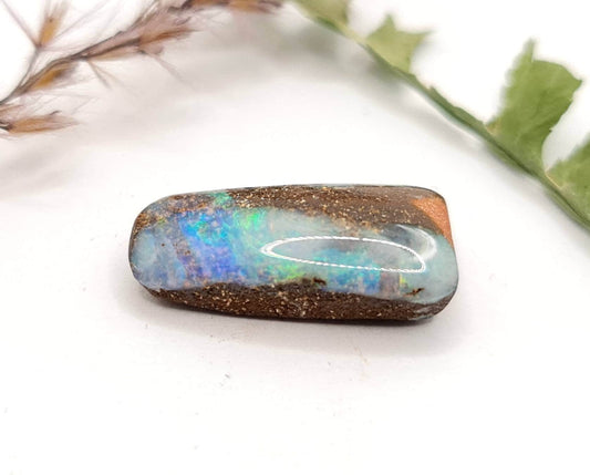 Echter australischer Boulderopal mit blau grünem Farbspiel 20x9,5mm 8,72ct (Nr.571)