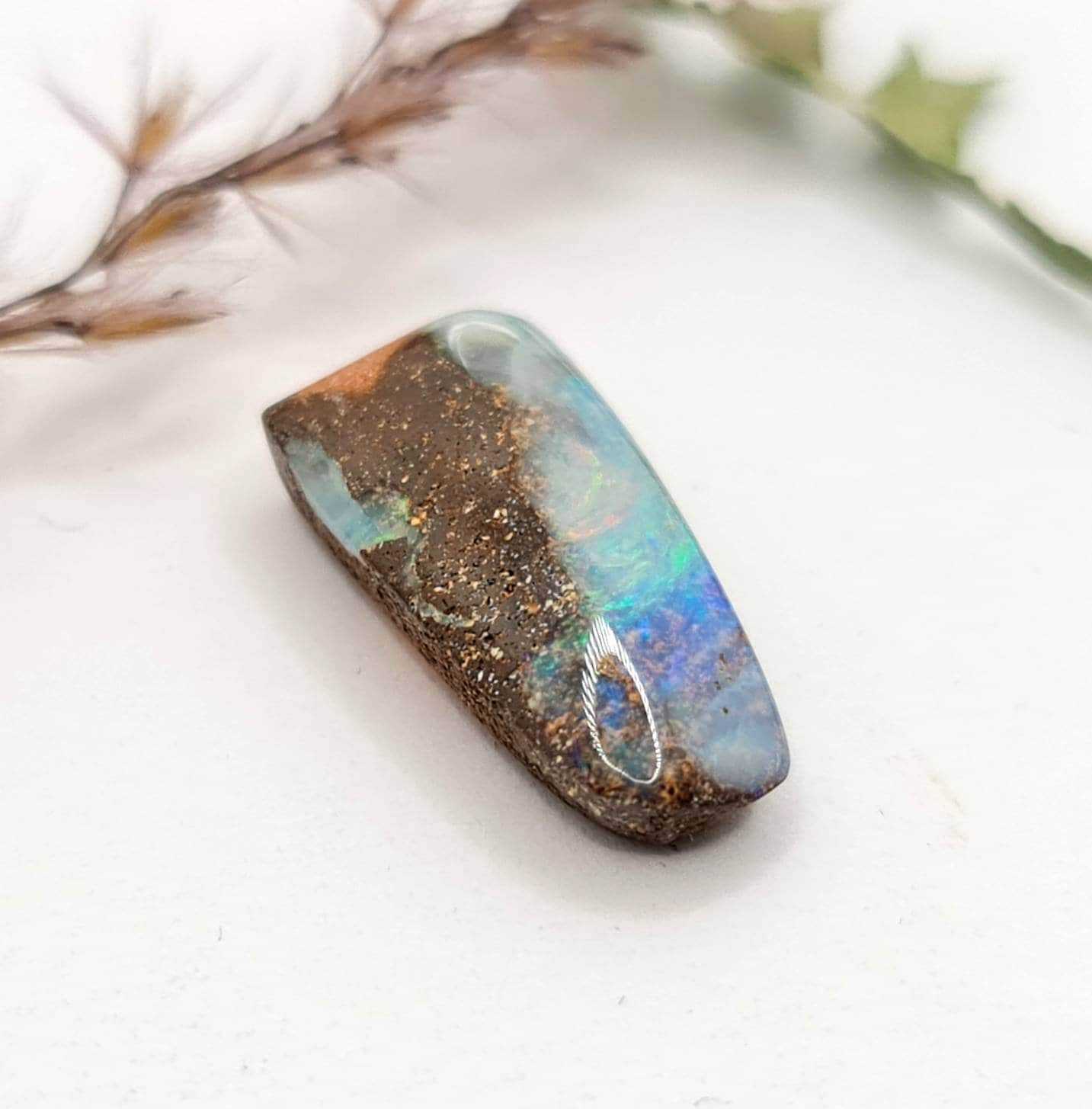 Echter australischer Boulderopal mit blau grünem Farbspiel 20x9,5mm 8,72ct (Nr.571)