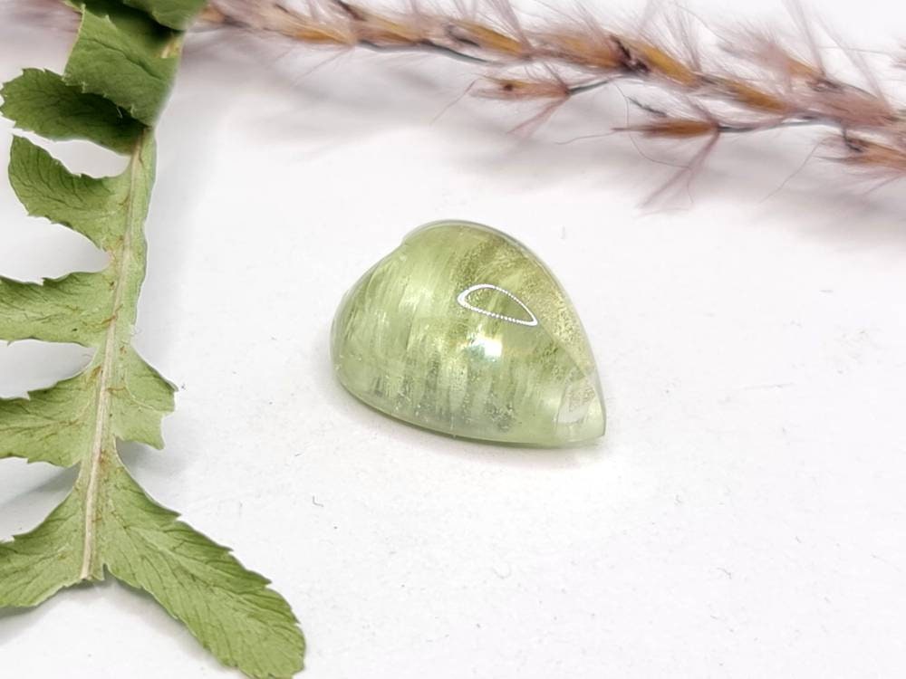 Frühlingsgrüner Beryll, Cabochon in Herzform mit 14x11mm und 7,11ct (Nr.254)