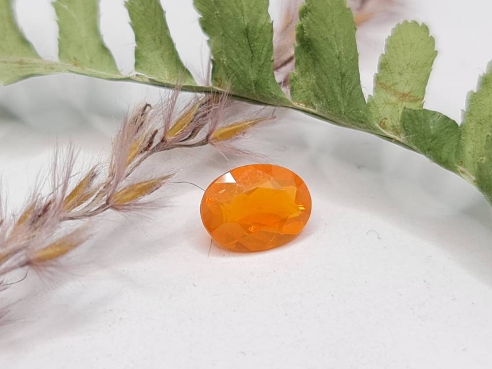 Facettierter, ovaler orangefarbener Feueropal mit 8x6mm und 0,79ct (Nr.259)