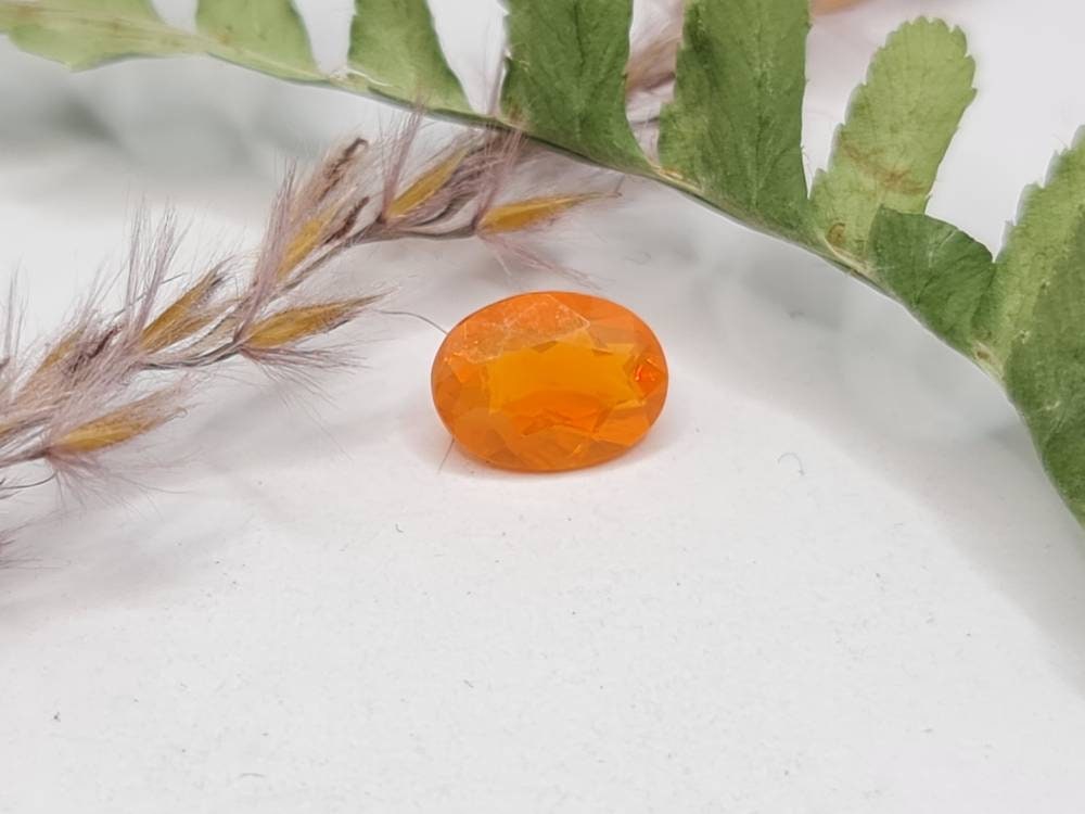 Facettierter, ovaler orangefarbener Feueropal mit 8x6mm und 0,79ct (Nr.259)