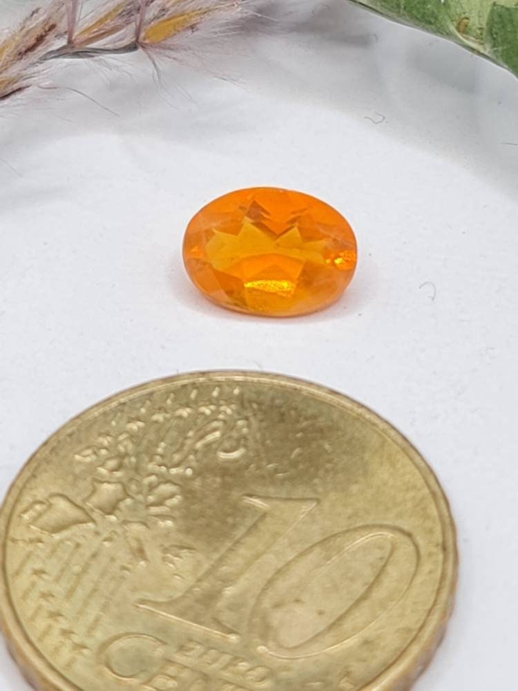 Facettierter, ovaler orangefarbener Feueropal mit 8x6mm 0,75ct (Nr.260)