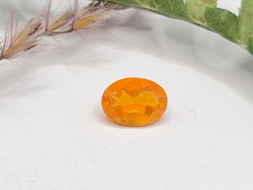 Facettierter, ovaler orangefarbener Feueropal mit 8x6mm 0,75ct (Nr.260)