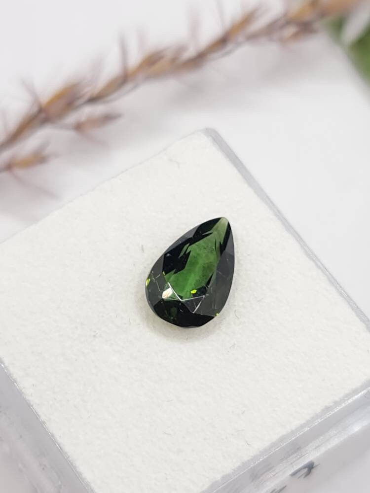 Facettierter grüner Turmalintropfen 10,2x 6,5mm 1.61ct (Nr.267)