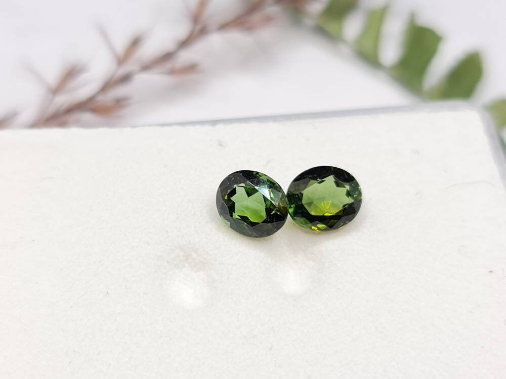 Facettiertes Paar grüne Turmaline, oval 7x6mm 2,3ct (Nr.270)