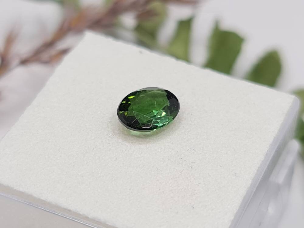 Nr.272 Grüner Turmalin oval facettiert 7x6mm 0.88ct