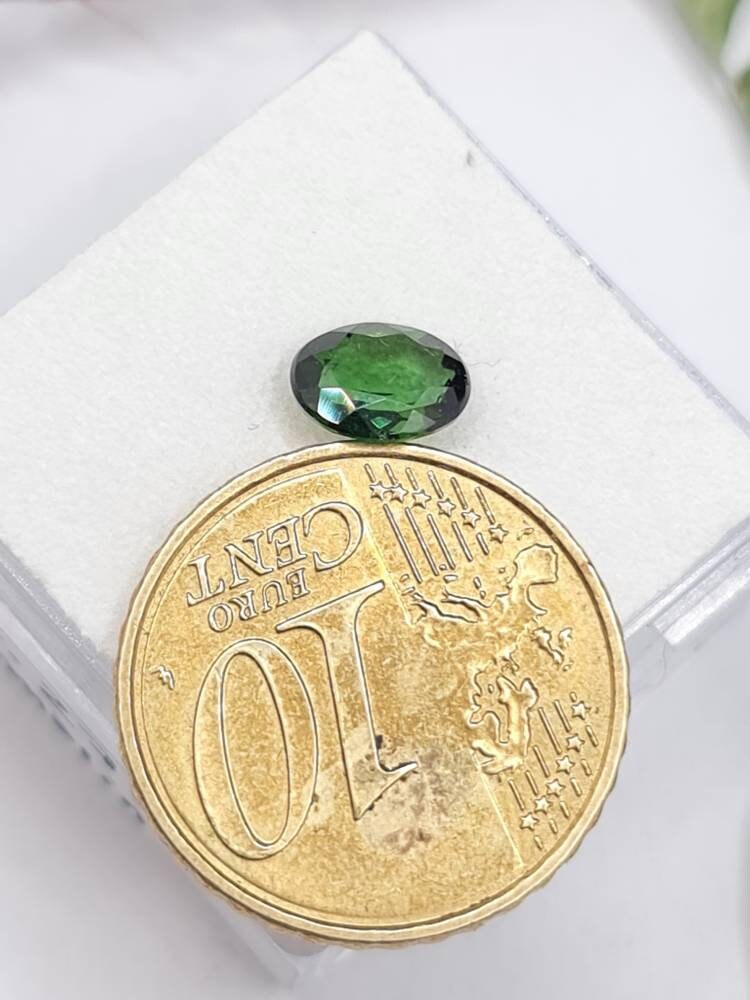 Nr.272 Grüner Turmalin oval facettiert 7x6mm 0.88ct