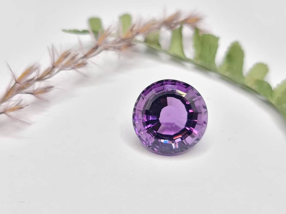 Feiner großer runder Amethyst, facettiert,violett, lila 14mm 10,16ct (Nr.280)