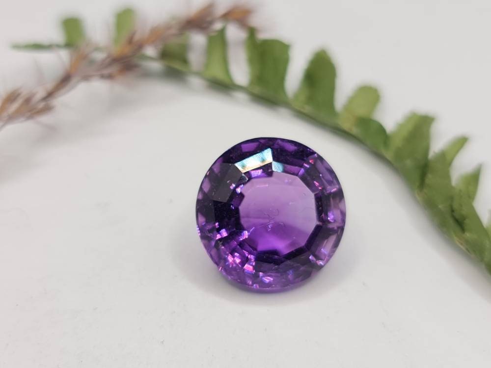 Schöner großer Amethyst, rund, violett, facettiert, lila 15,7mm 14,62ct (Nr.281)