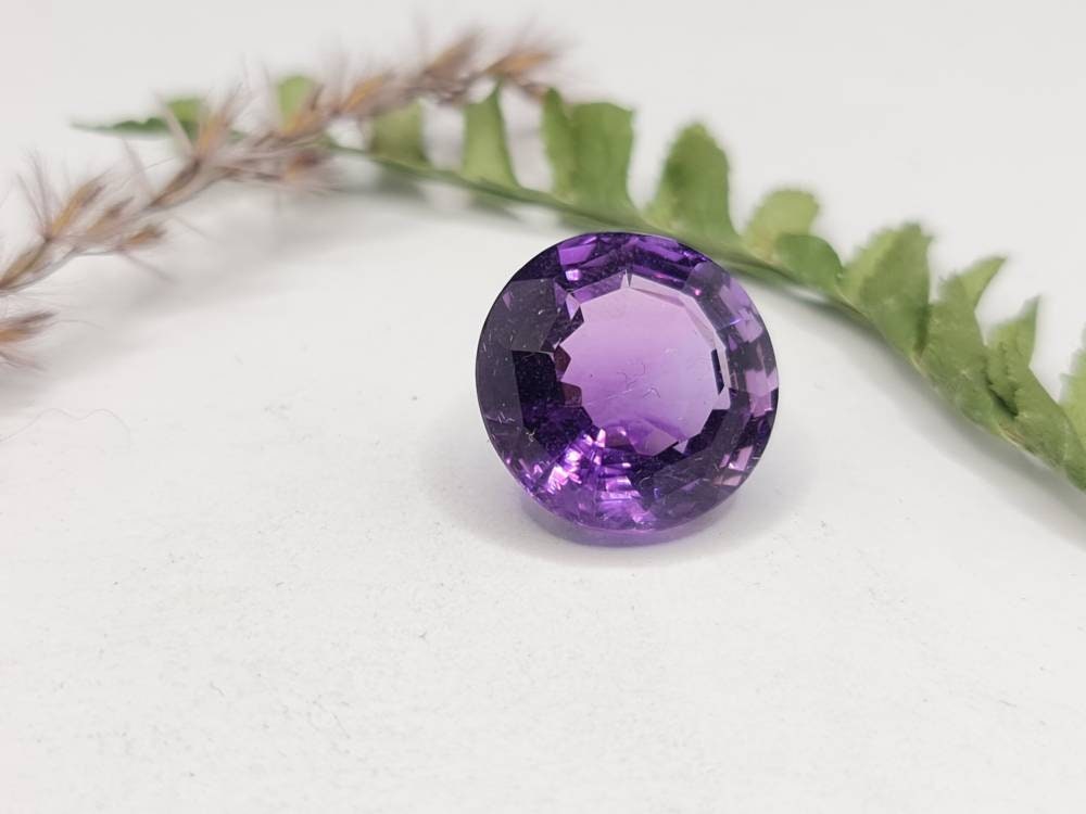 Schöner großer Amethyst, rund, violett, facettiert, lila 15,7mm 14,62ct (Nr.281)