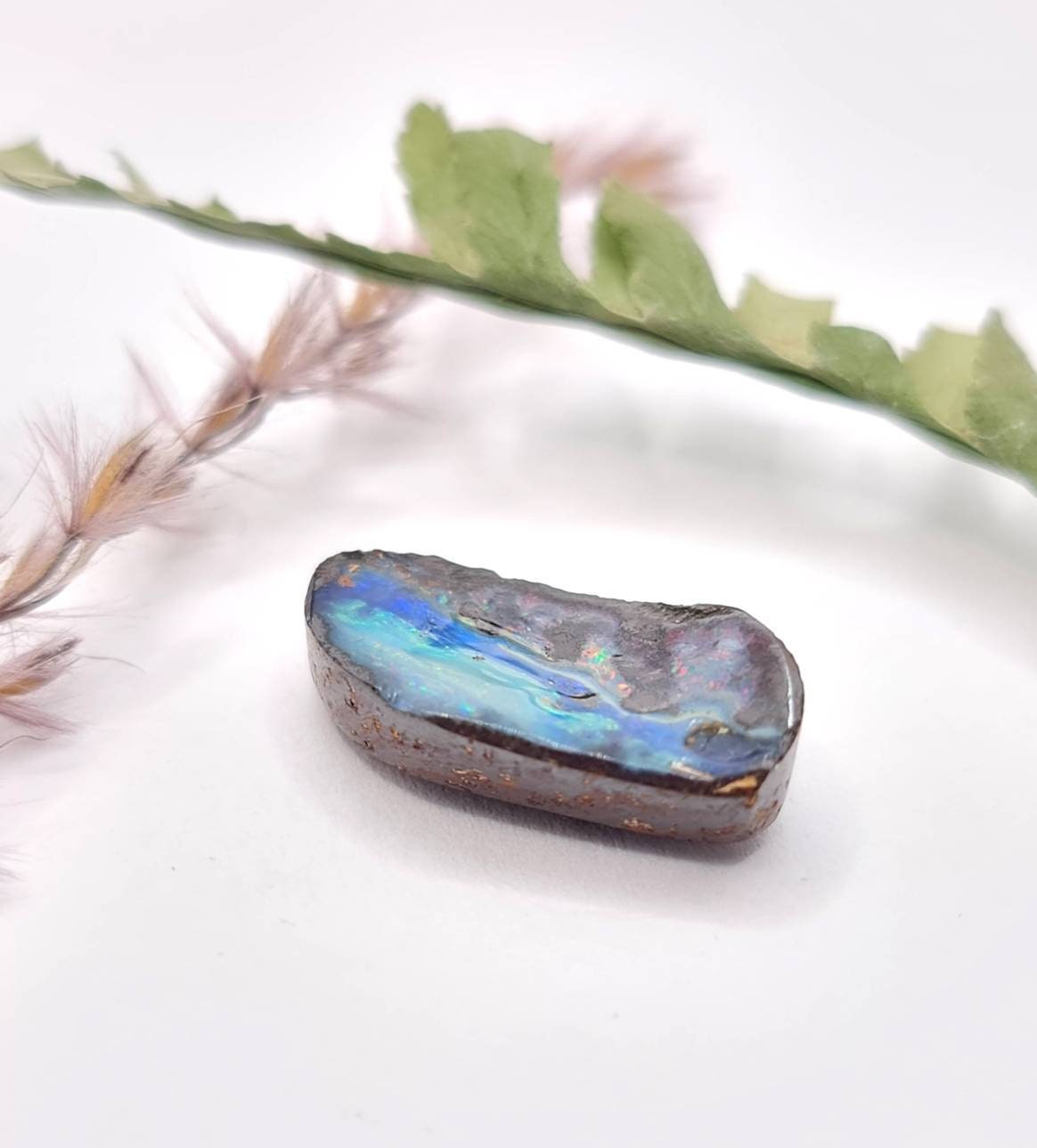 Echter australischer Boulderopal, blau grünes Farbspiel auf braunem Eisengestein 19x10mm 8,45ct (Nr.597)