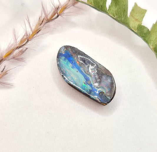 Echter australischer Boulderopal, blau grünes Farbspiel auf braunem Eisengestein 19x10mm 8,45ct (Nr.597)