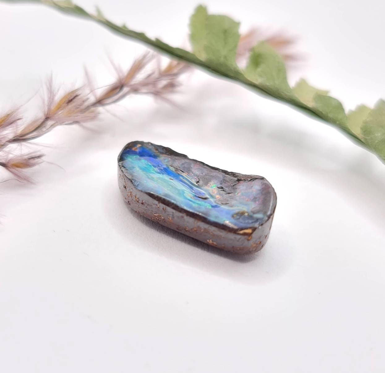 Echter australischer Boulderopal, blau grünes Farbspiel auf braunem Eisengestein 19x10mm 8,45ct (Nr.597)