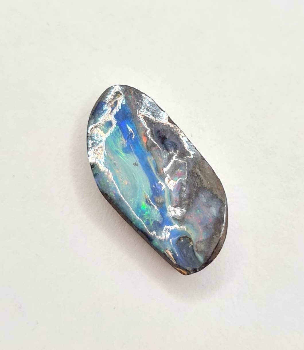 Echter australischer Boulderopal, blau grünes Farbspiel auf braunem Eisengestein 19x10mm 8,45ct (Nr.597)