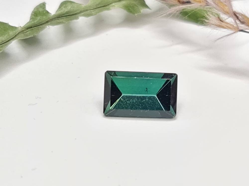 Blaugrüner rechteckiger Turmalin, facettiert 10,5x6,5mm 2,77ct (Nr.284)