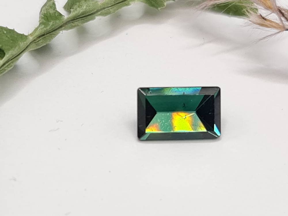 Blaugrüner rechteckiger Turmalin, facettiert 10,5x6,5mm 2,77ct (Nr.284)