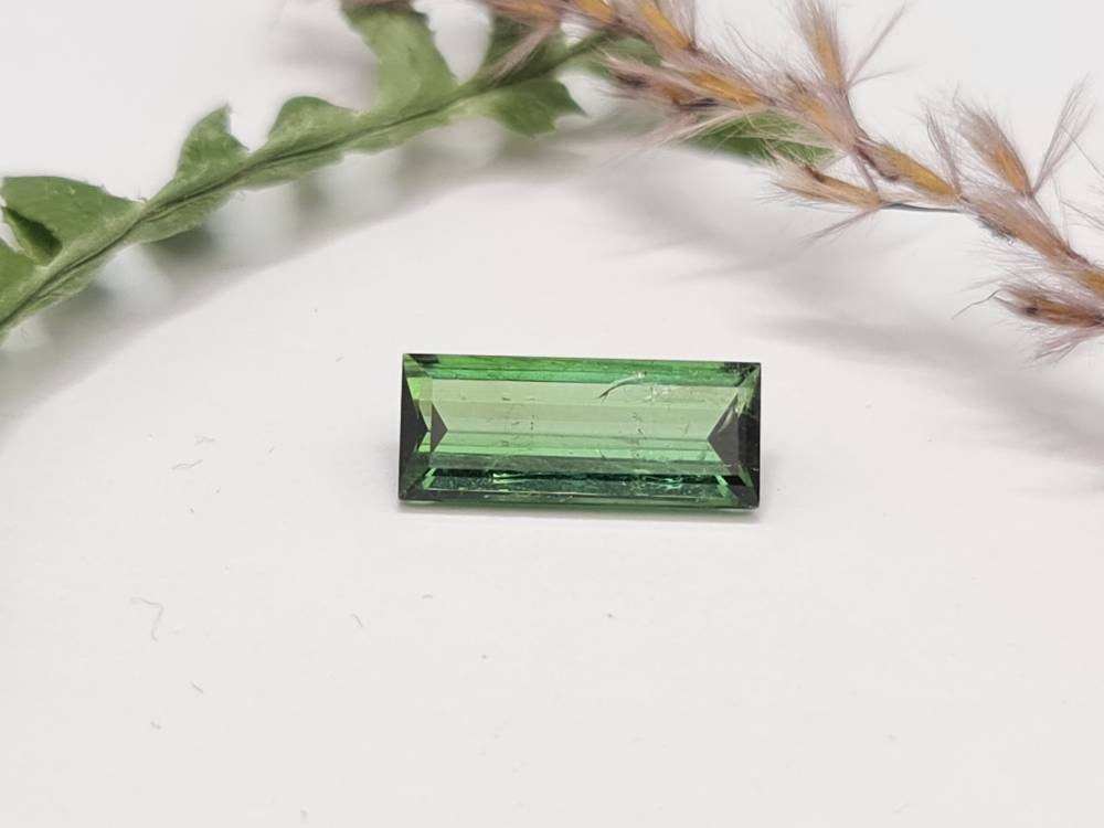 Rechteckiger grüner Turmalin, facettiert 15x6mm 3,68ct (Nr.285)