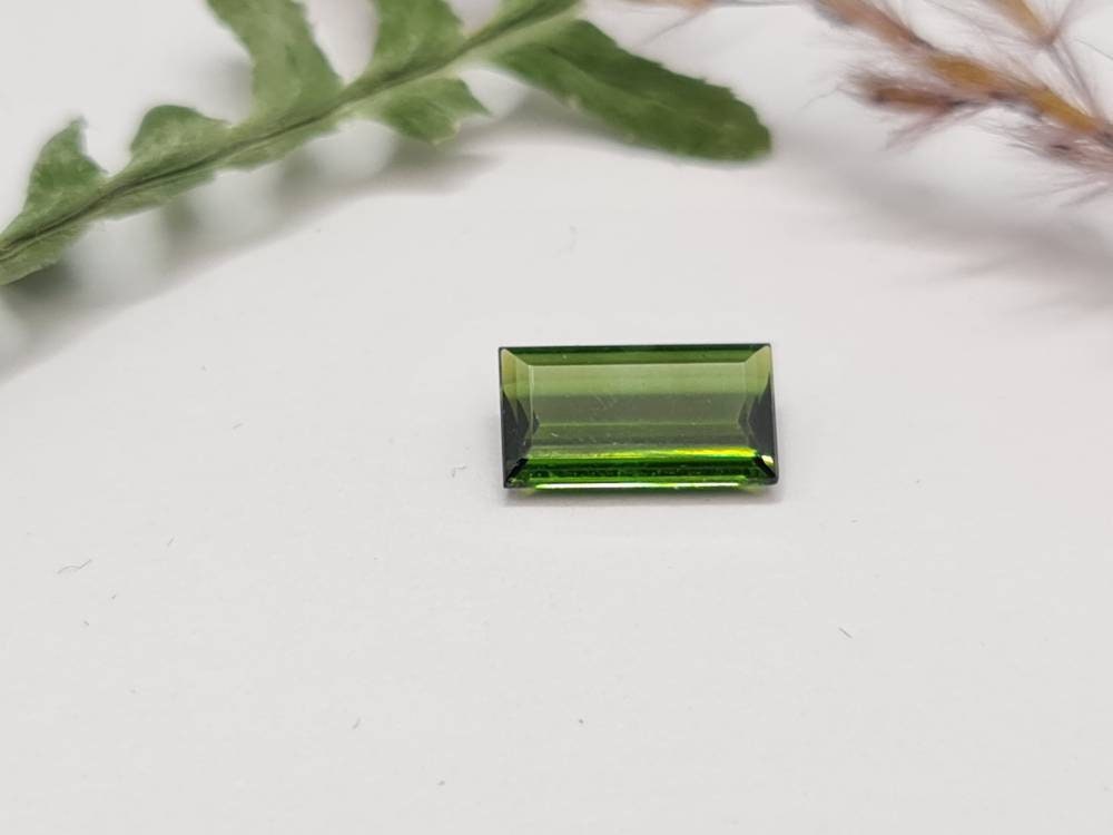 Facettierter grüner rechteckiger Turmalin 10,4x5,8mm 1,77ct (Nr.286)