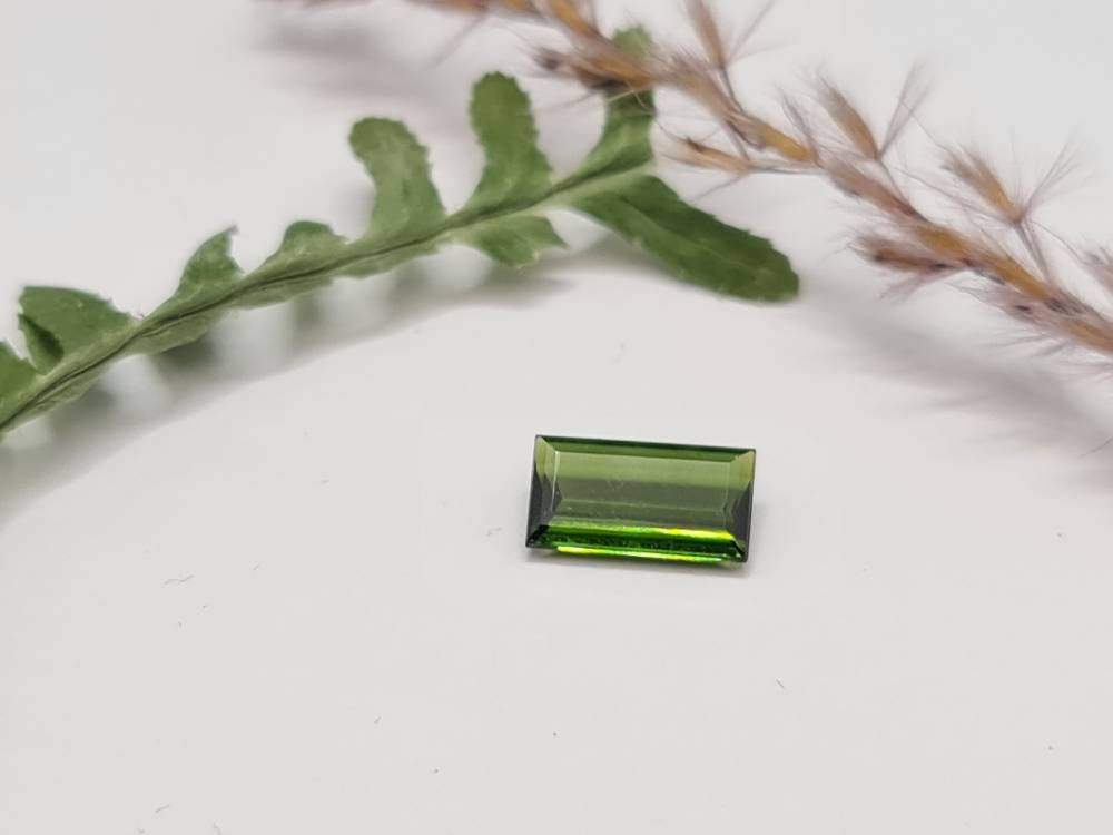 Facettierter grüner rechteckiger Turmalin 10,4x5,8mm 1,77ct (Nr.286)