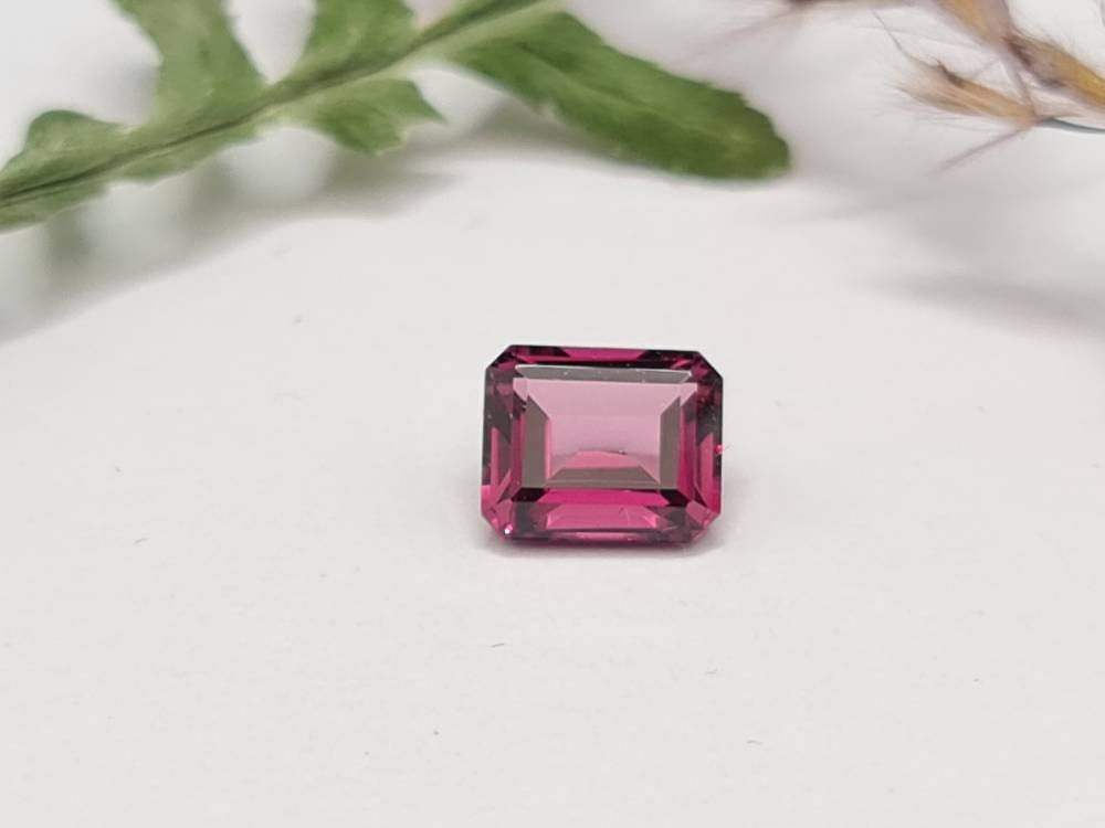 Rechteckiger rosa Turmalin, Rubellit, Oktagon facettiert 7,4x6mm  1,86ct (Nr.290)