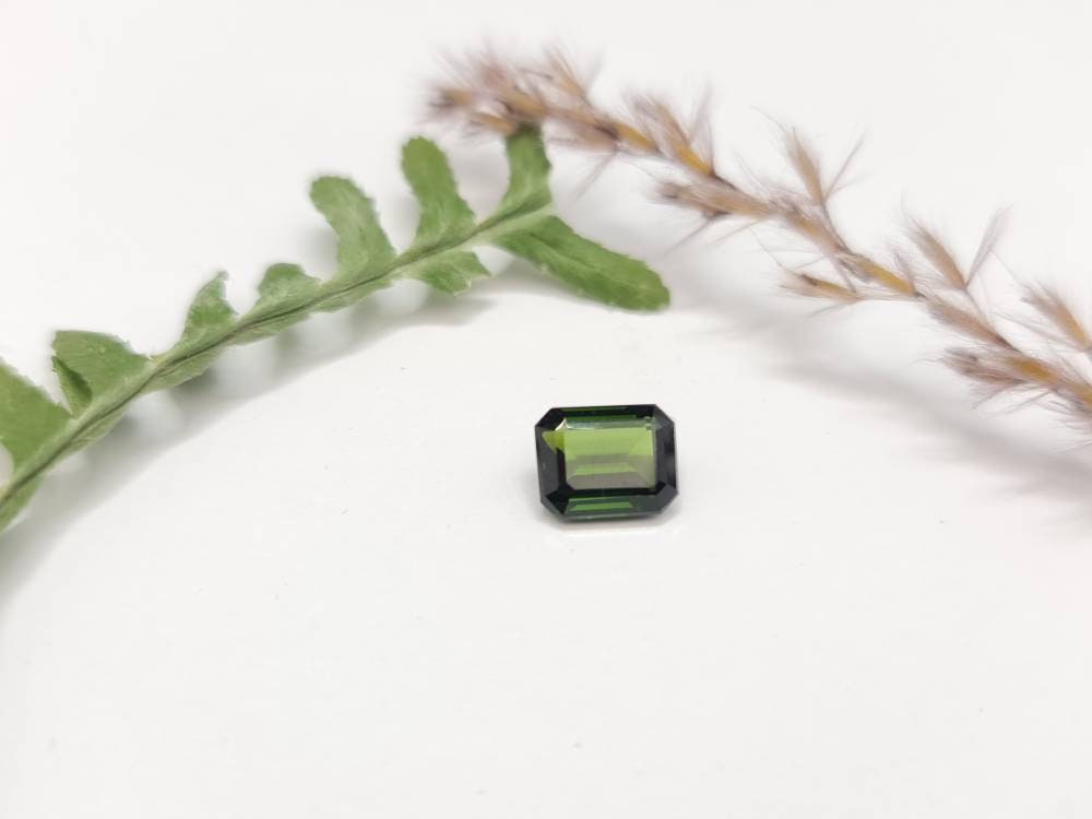 Grüner facettierter Turmalin , Rechteck , Oktagon 8,2x6,4mm 1,84ct (Nr.292)