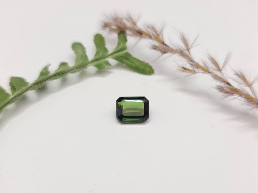 Grüner facettierter Turmalin , Rechteck , Oktagon 8,2x6,4mm 1,84ct (Nr.292)