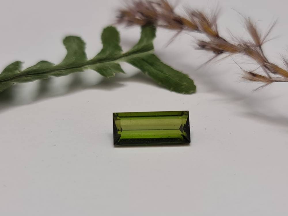 Rechteckiger grüner Turmalin facettiert 11,2x4,85mm 1,72ct (Nr.293)