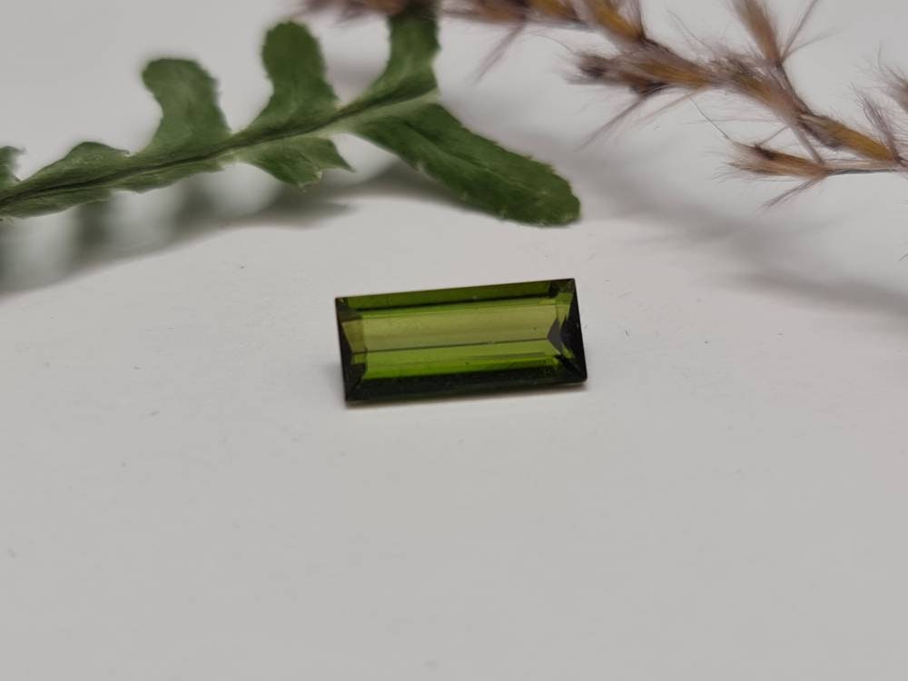 Rechteckiger grüner Turmalin facettiert 11,2x4,85mm 1,72ct (Nr.293)