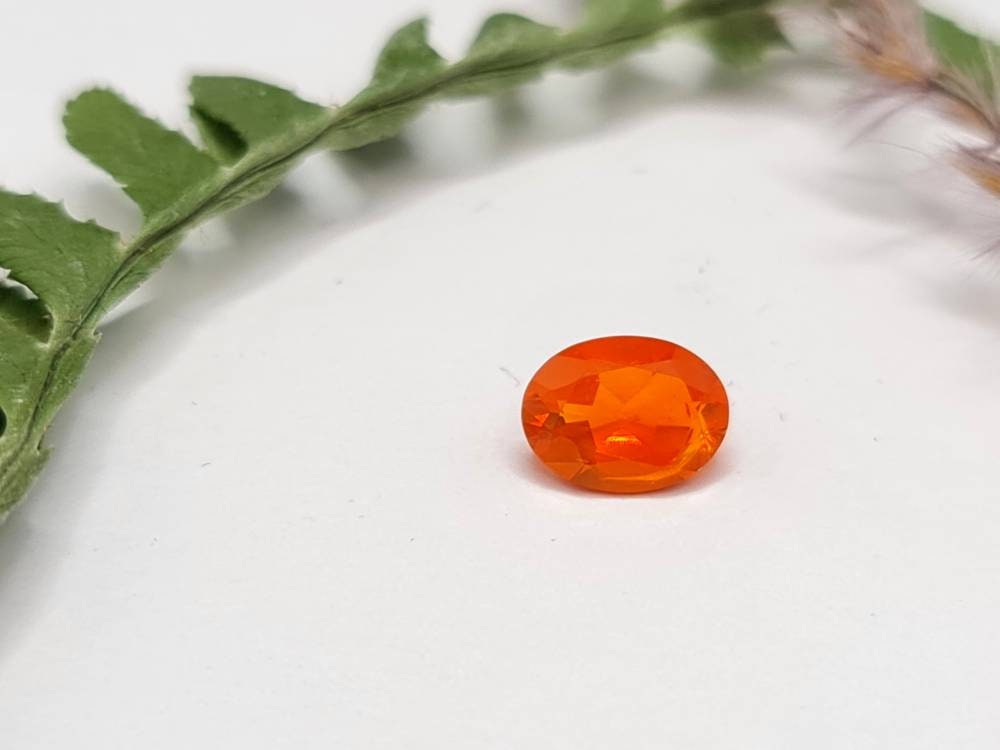 Orangefarbener Feueropal aus Mexiko, oval facettiert 8x6mm 0,78ct (Nr.294)