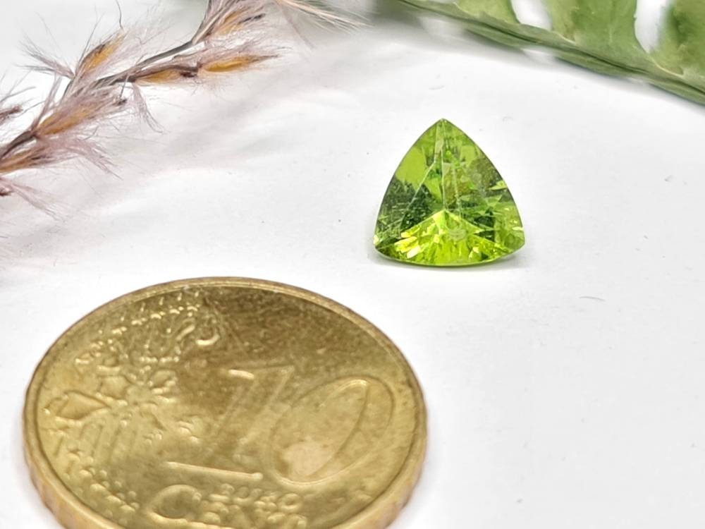 Peridot, Trilliant facettiert in hellgrün 8mm 1,36ct (Nr.314)