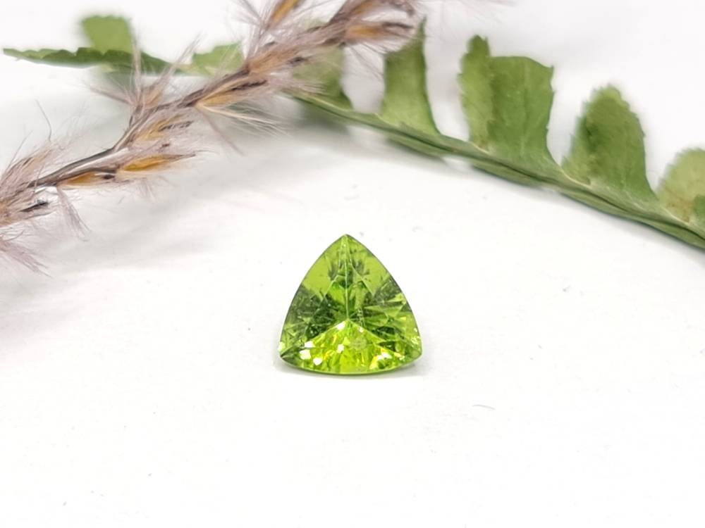 Peridot, Trilliant facettiert in hellgrün 8mm 1,36ct (Nr.314)