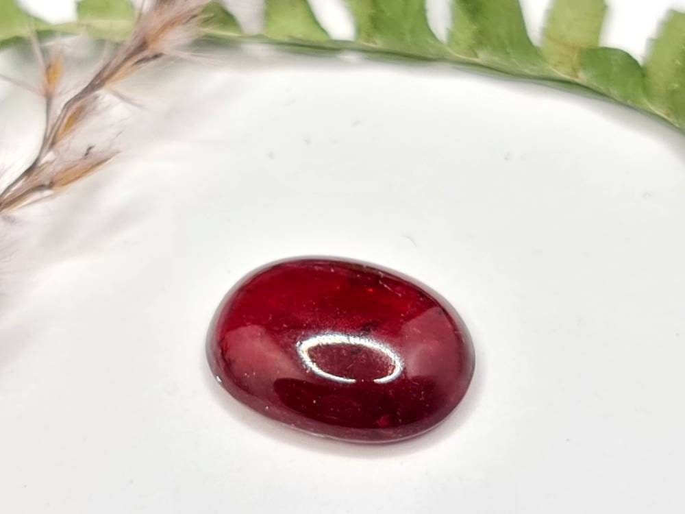 Roter Turmalin, Cabochon, oval 16,1x11,7mm 7,93ct (Nr.315)