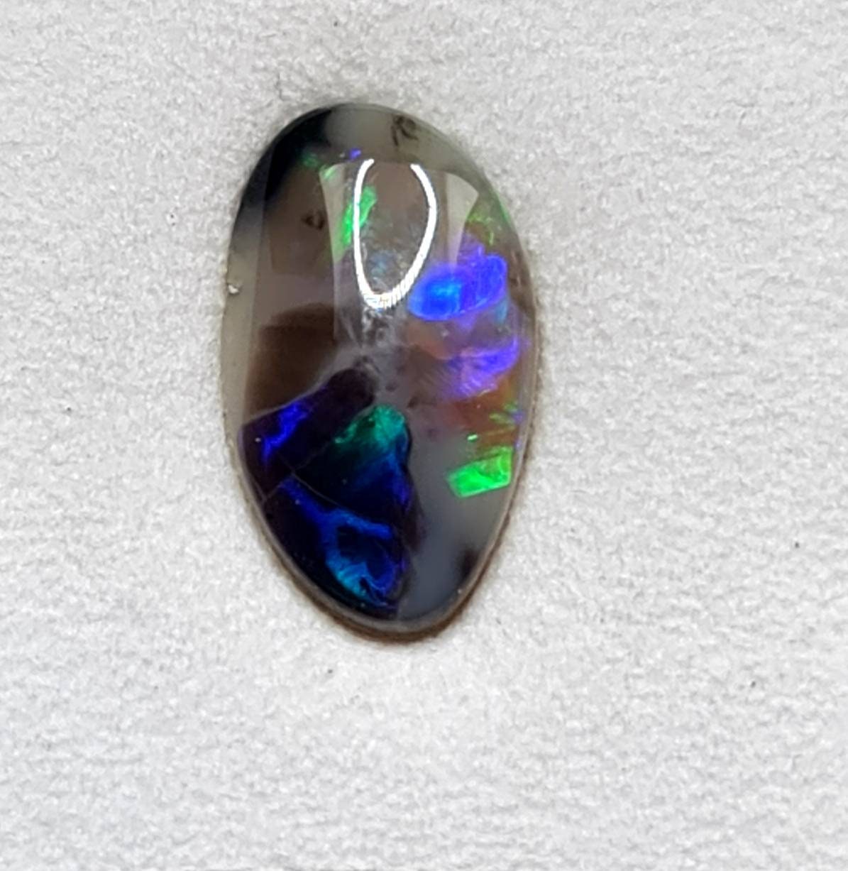 Australischer Semi-Black Opal mit tollem Farbspiel, Lightning Ridge, blau, grün, rot 14,8x8,6mm 2,41ct (Nr.316)