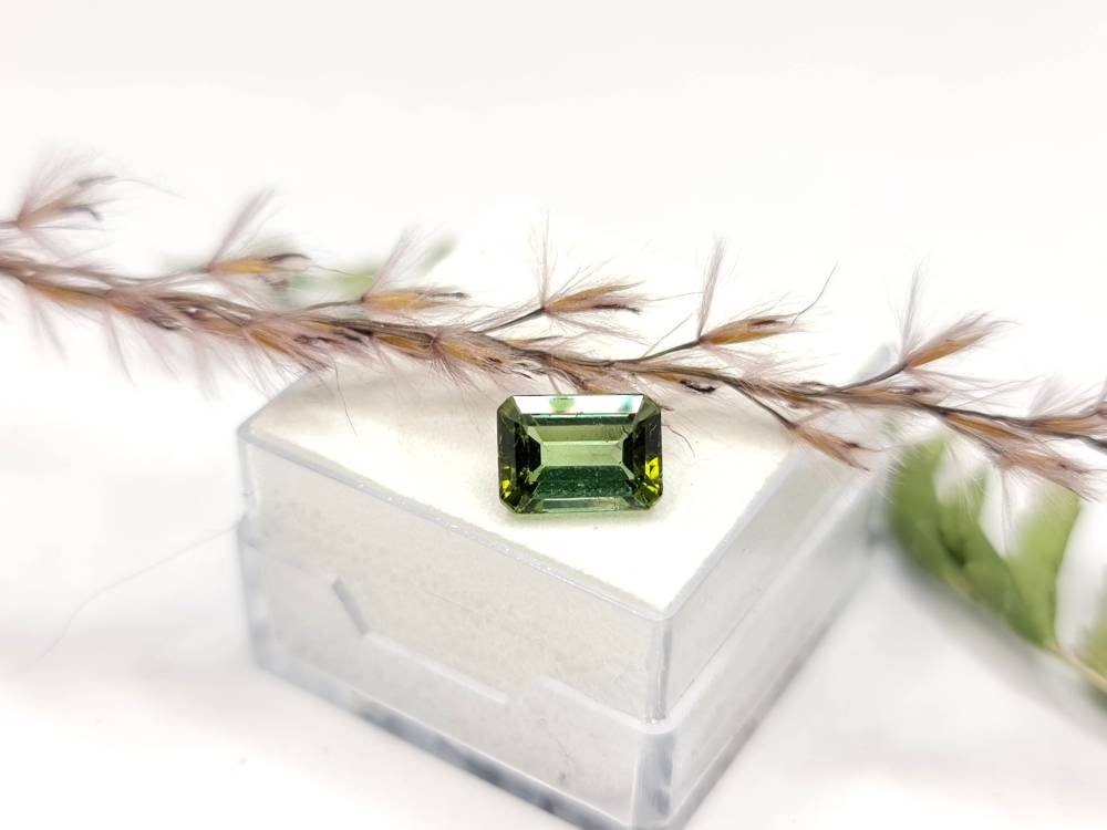 Rechteckiger  grüner Turmalin, facettiert 8,1x5,8mm 1,72ct (Nr.317)