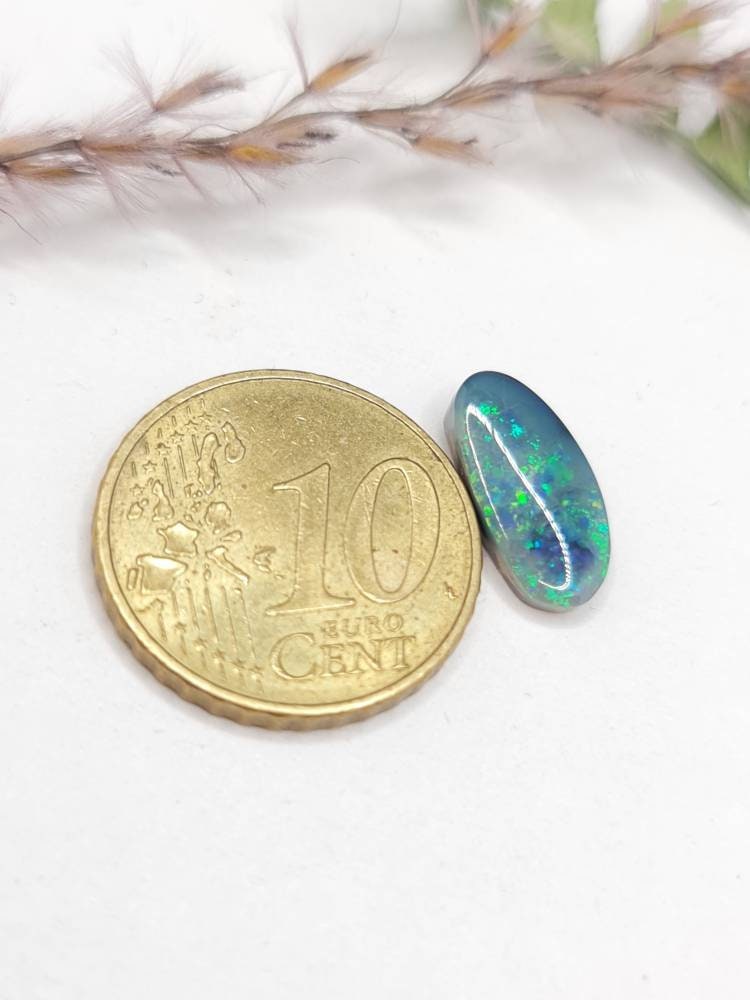 Australischer schwarzer Opal, Lightning Ridge, blau / grün Cabochon oval 15x7x3mm 2,3ct (Nr.318)