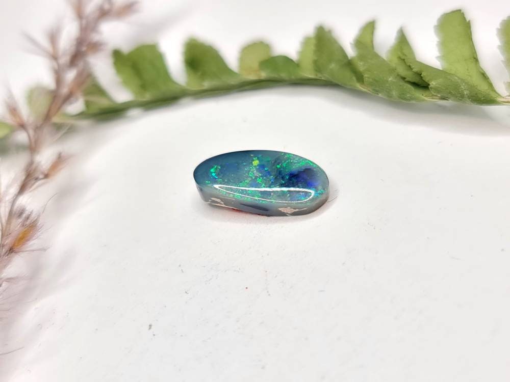 Australischer schwarzer Opal, Lightning Ridge, blau / grün Cabochon oval 15x7x3mm 2,3ct (Nr.318)