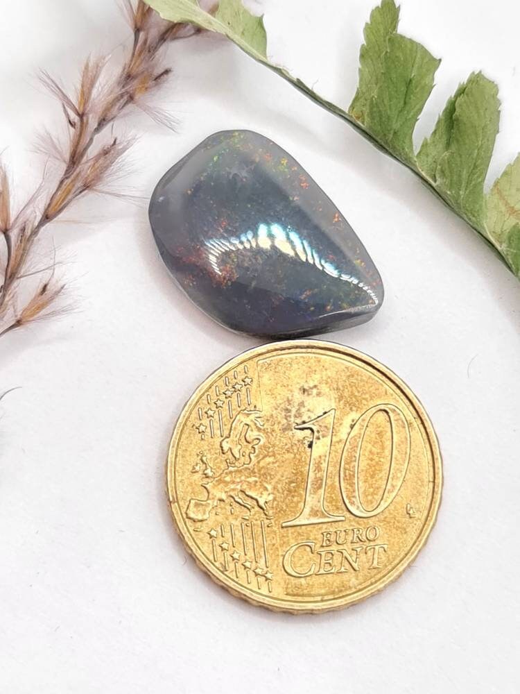 Echter australischer Blackopal, schwarzer Opal aus Lightning Ridge mit dezentem grünem Farbspiel 18x12,5mm 6,13ct (Nr.626)