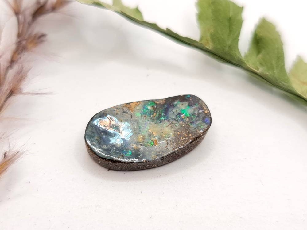 Echter australischer Opal aus Queensland, grün braun 15x8,4mm 3,03ct (Nr.640)