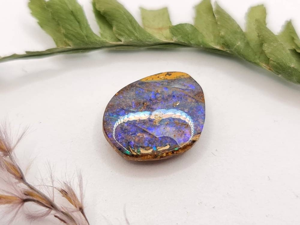 Echter australischer Boulderopal, violett lila grün braun 13,3x11mm 3,87ct (Nr.641)