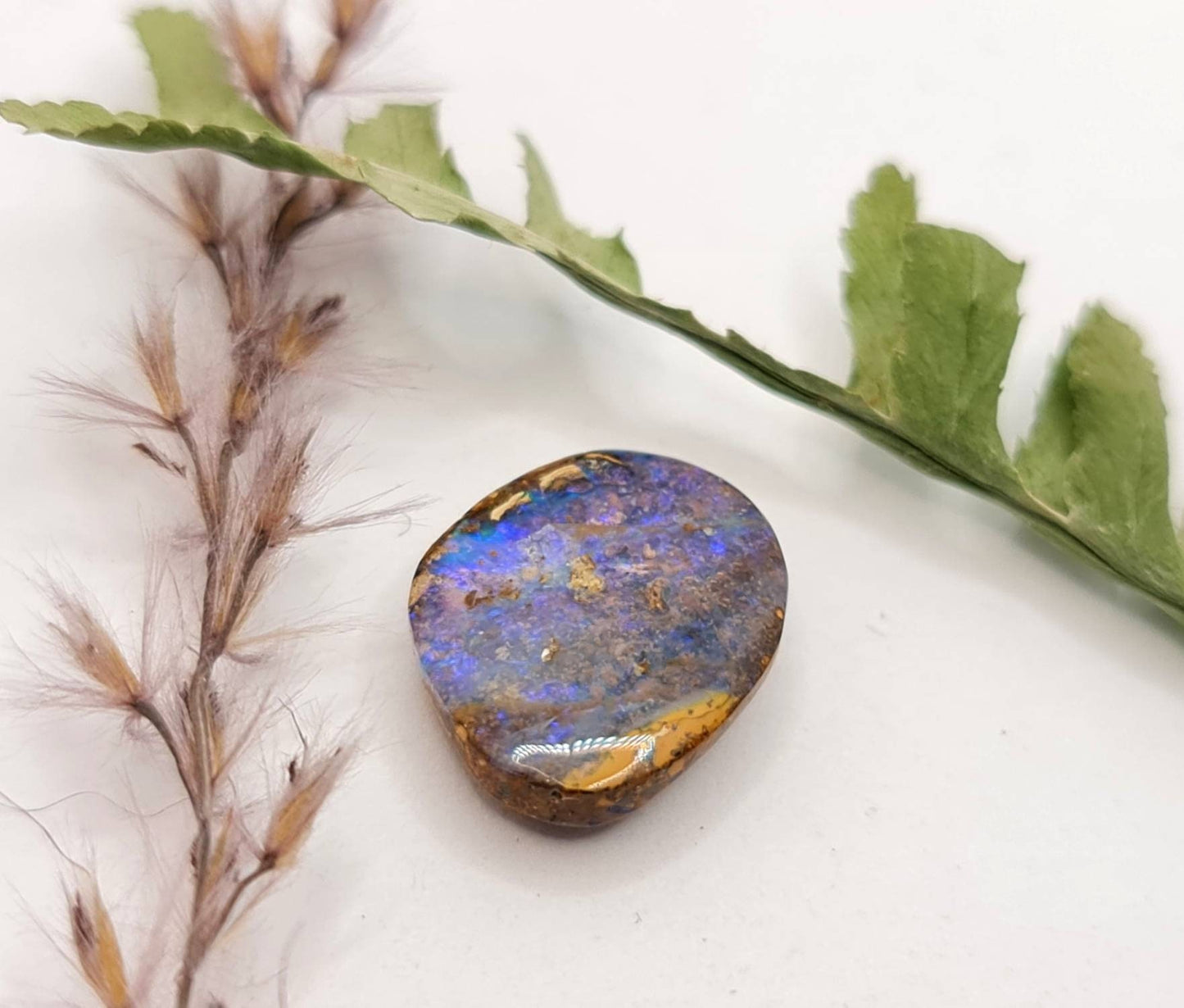 Echter australischer Boulderopal, violett lila grün braun 13,3x11mm 3,87ct (Nr.641)