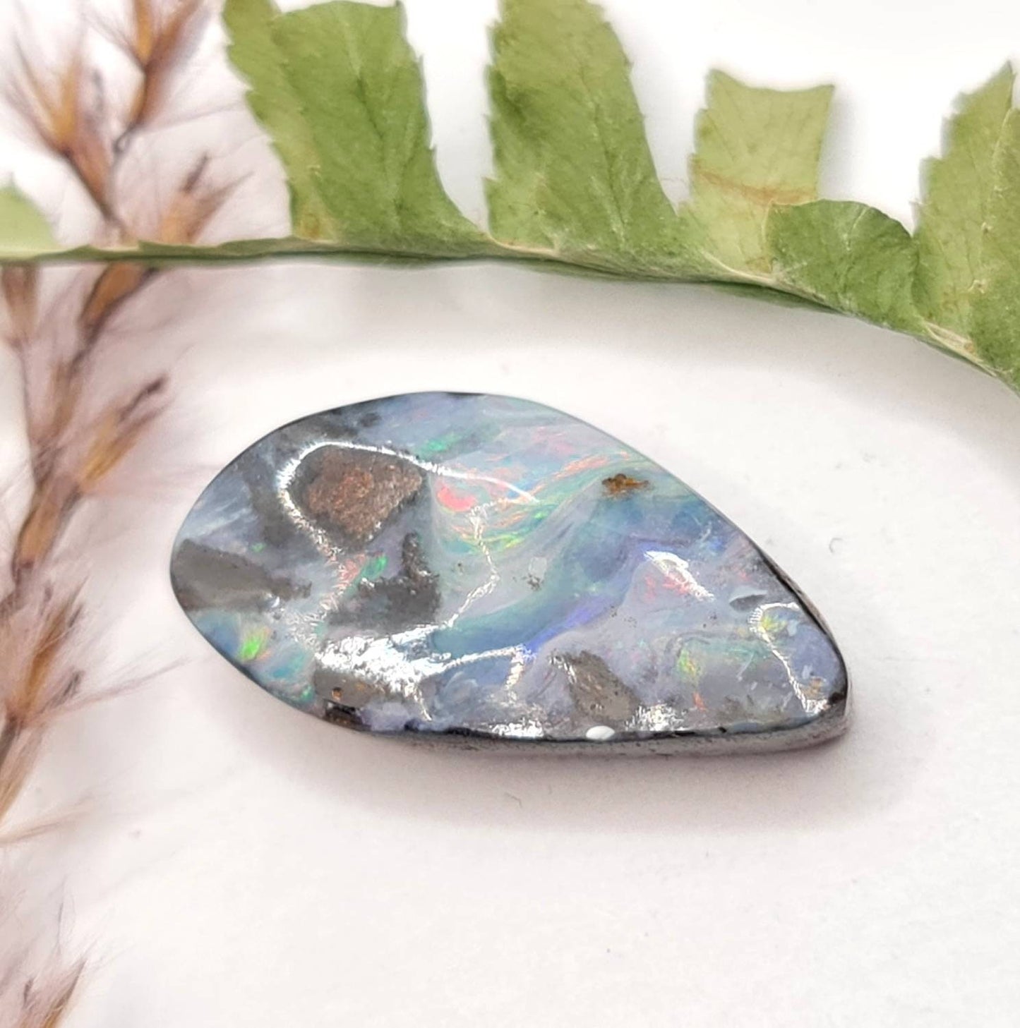 Echter australischer Boulderopal, Carving, Queensland multicolor 21x11mm 9,54ct (Nr.649)